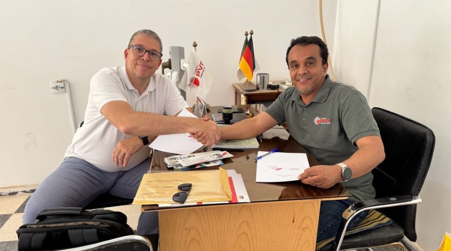 Les dirigeants Roto & New PVC lors de la signature du partenariat.